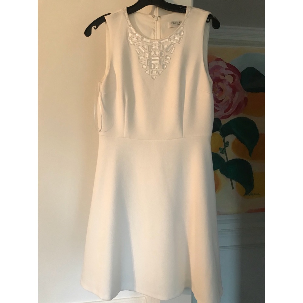 TRINA TURK SLEEVELESS CLASSIC WHITE DRESS